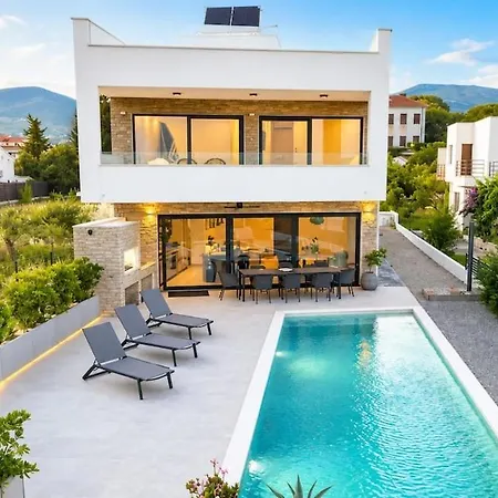 Beachfront With Pool Kaštela