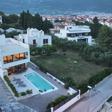 Beachfront With Pool *
