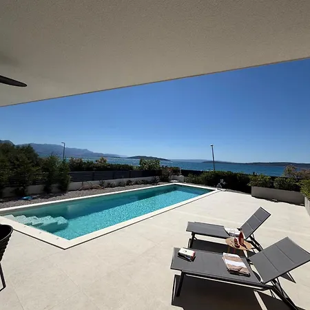 Villa Beachfront With Pool *