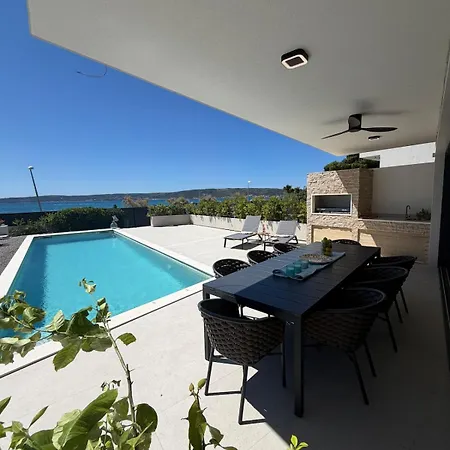 Beachfront With Pool Kaštela