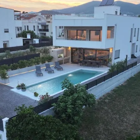Villa Beachfront With Pool *