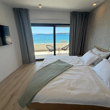 빌라 Beachfront With Pool