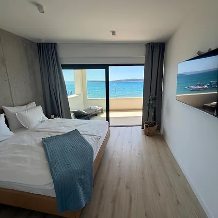 Beachfront With Pool *